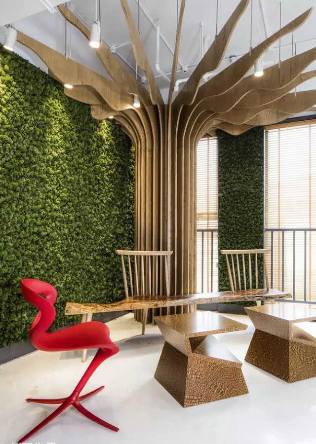 人文氣息與現(xiàn)代風(fēng)尚捏合在一起，綠色的辦公空間充滿藝術(shù)感