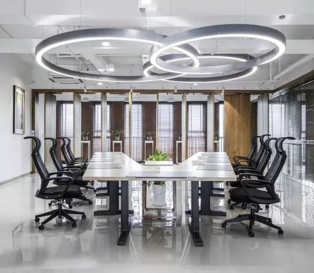 人文氣息與現(xiàn)代風(fēng)尚捏合在一起，綠色的辦公空間充滿藝術(shù)感